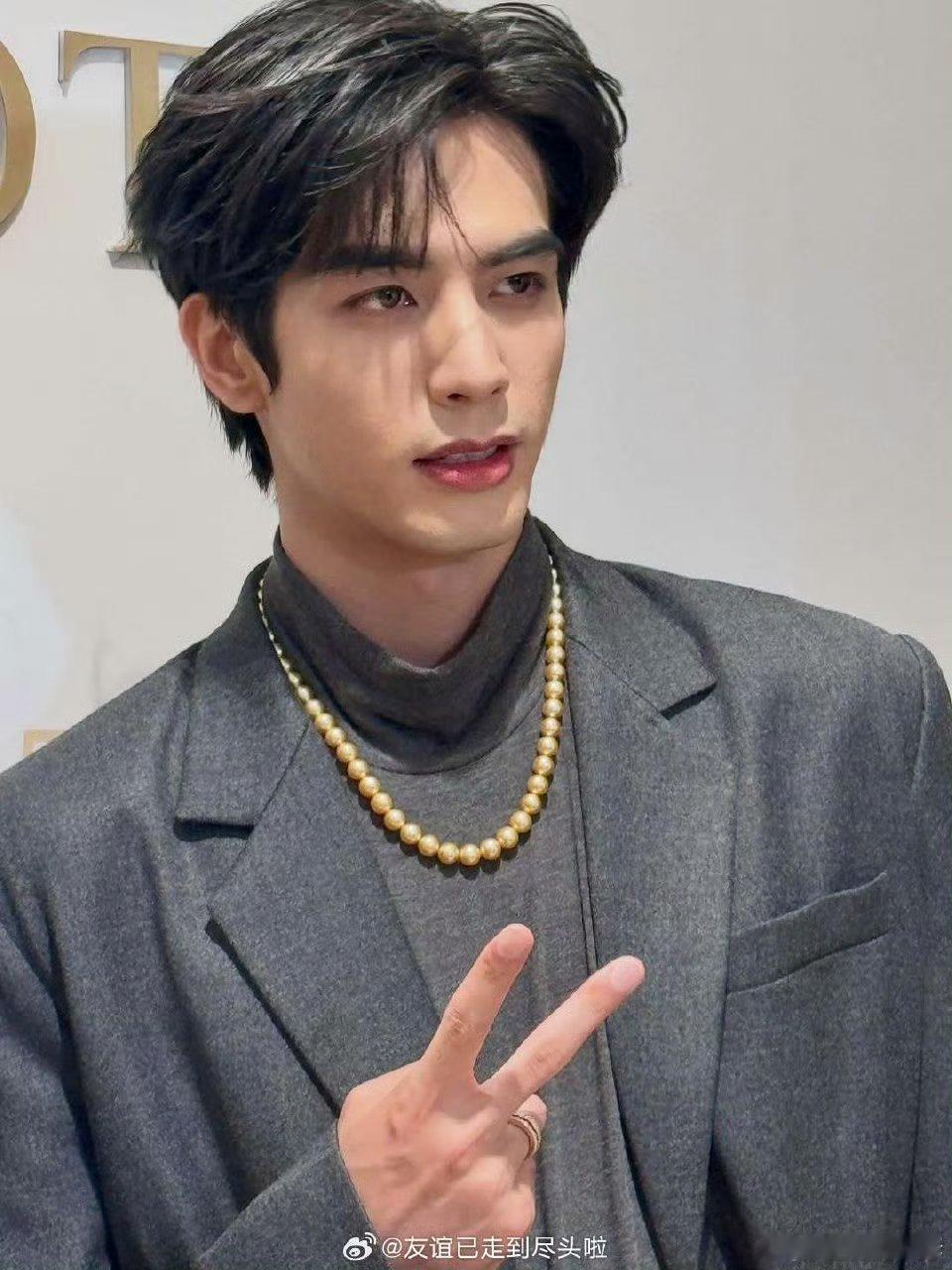 宋威龙新加坡灰色系造型，是灰色西装大衣搭配珍珠配饰，满分矜贵公子感的龙龙上线啦