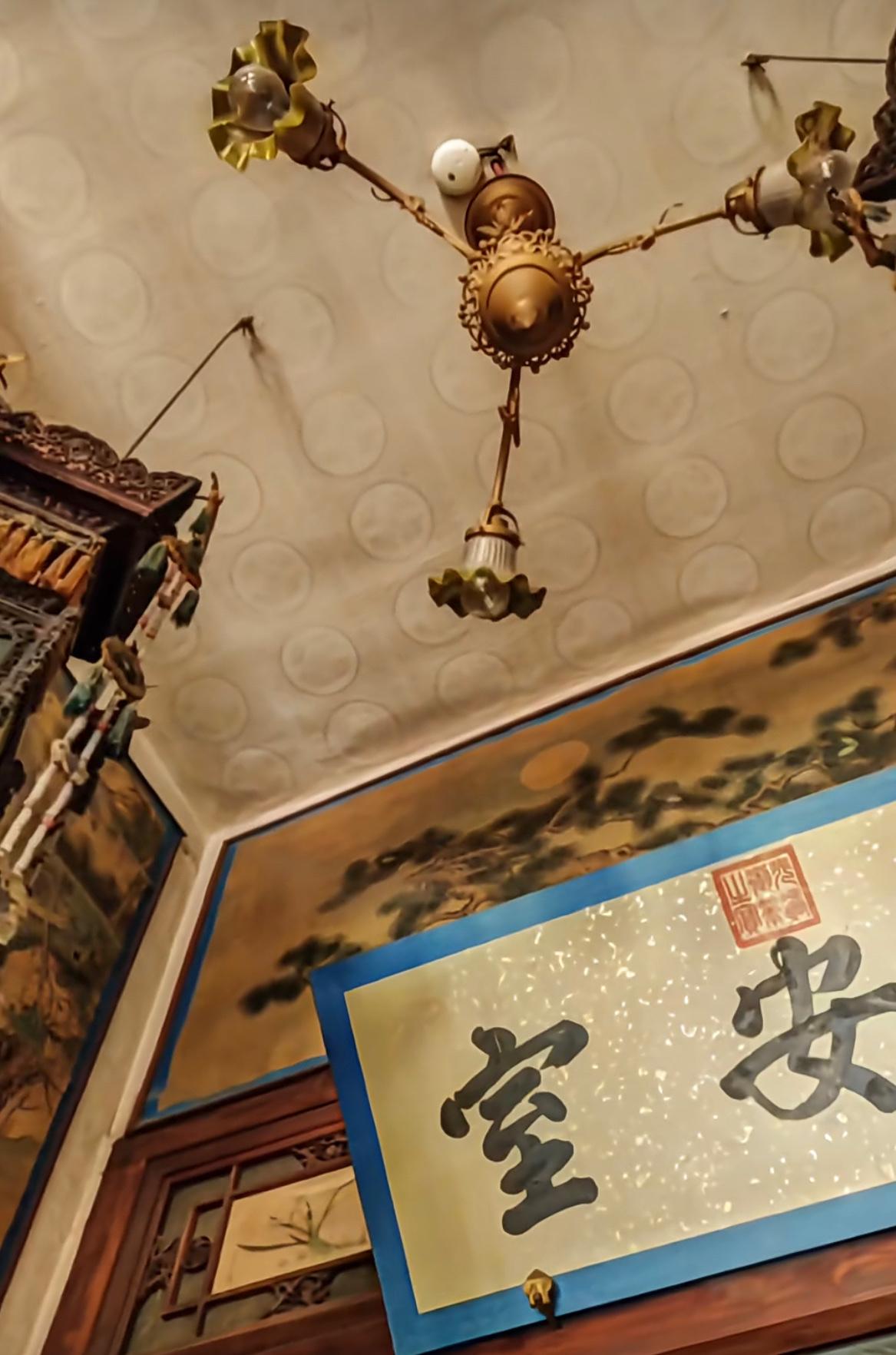 紫禁城养心殿东暖阁的“随安室”，百年前的皇宫就已经用上电灯了。紫禁城