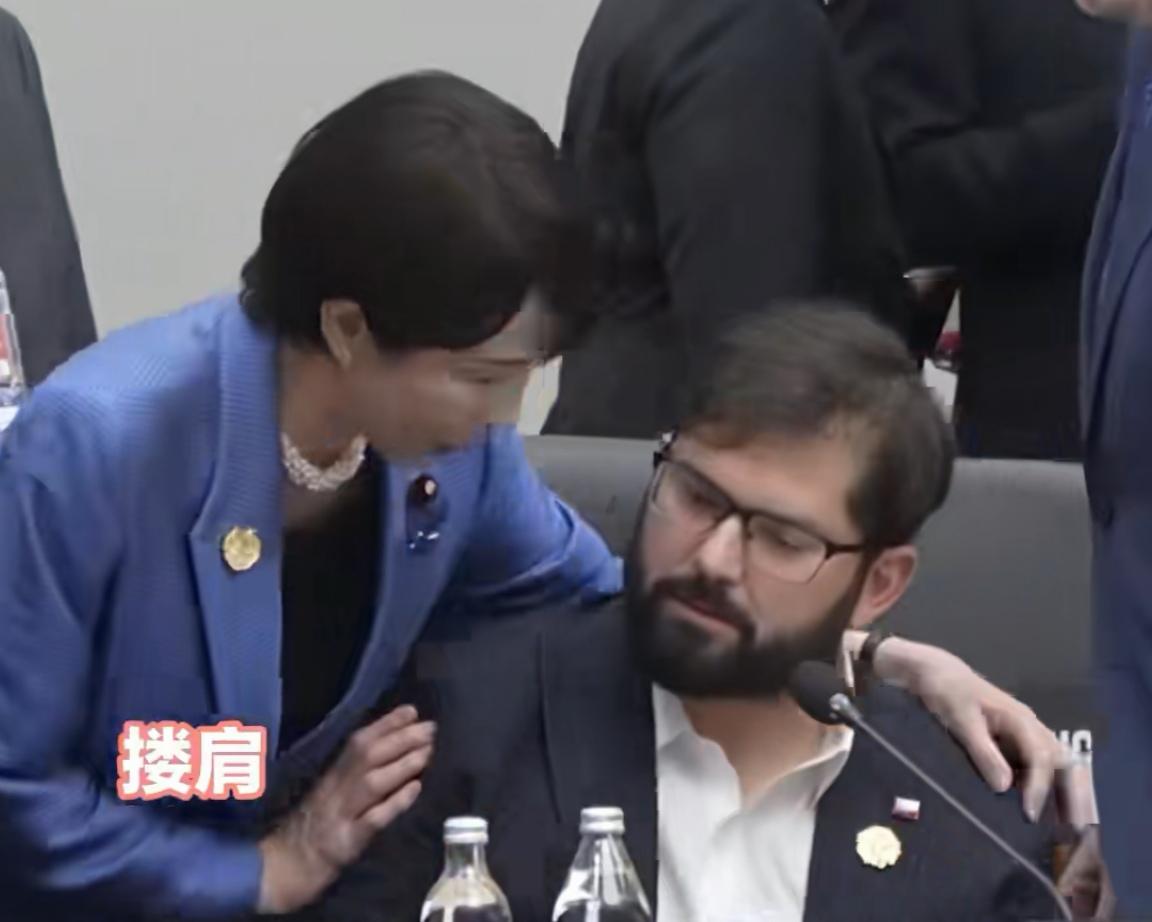 日本首相高市早苗的表现真挺让人无语的。之前在美国总统特朗普访日时，她那副模样简直