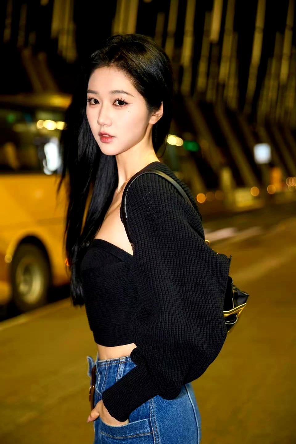 从巴黎市中心的酒店到BALMAIN秀场只需十几分钟车程，但这却是短剧演员岳雨婷走