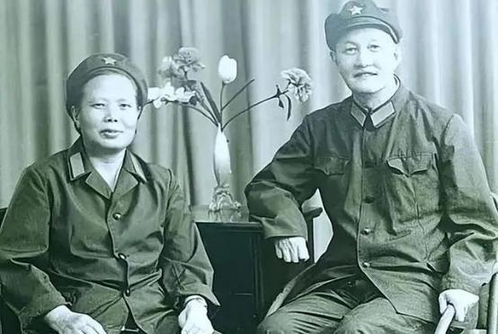 1936年，红军供给部主任谢启清，看着离去的小丫头，扑哧笑出了声，自言自语道：“