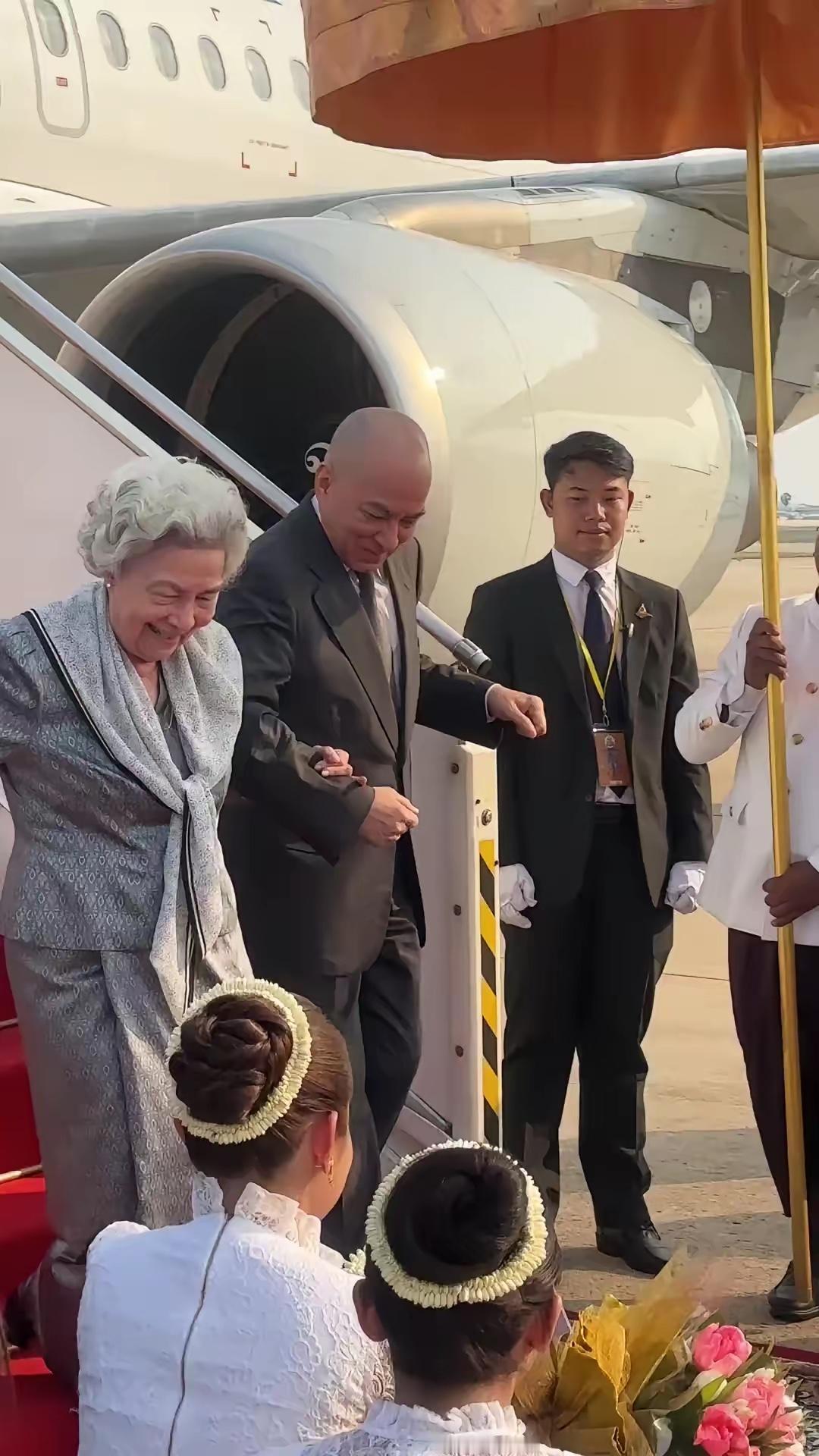 柬埔寨国王西哈莫尼和太后，作为9·3大阅兵的第一位贵客，抵达北京。这已经不是