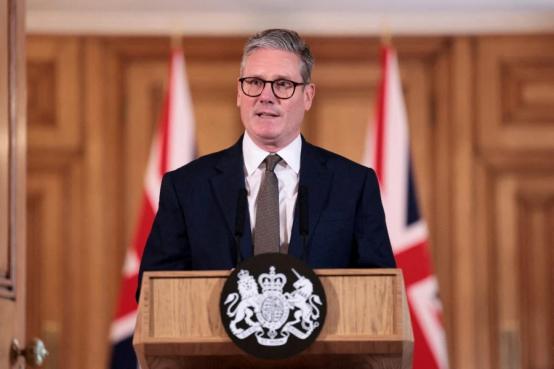 英国首相一句话，直接扔向了全世界。他说，中国，是世界三大强国之一。这话不是私下说