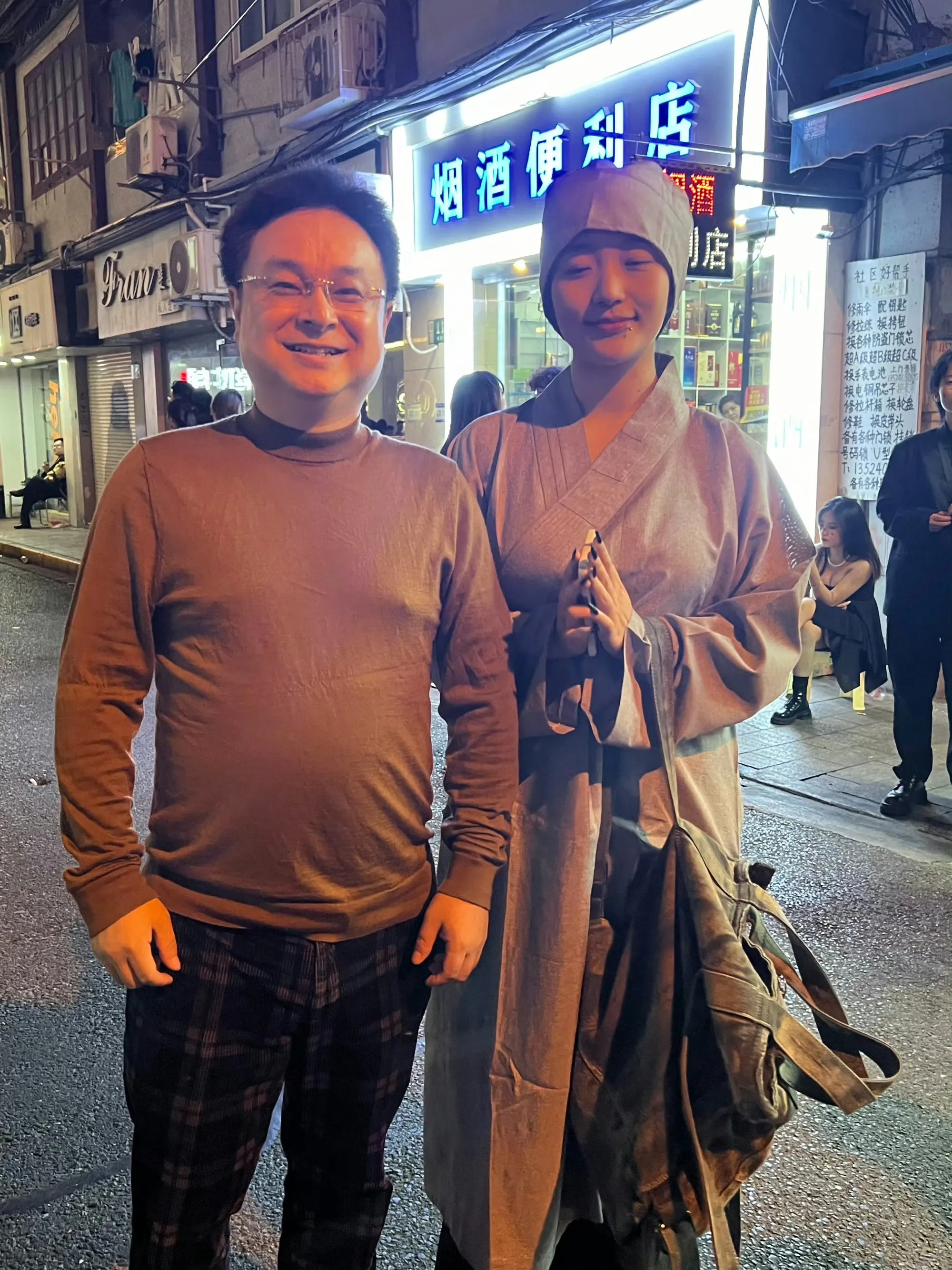 压力大了去当尼姑也是一种选择吧，家人们觉得呢