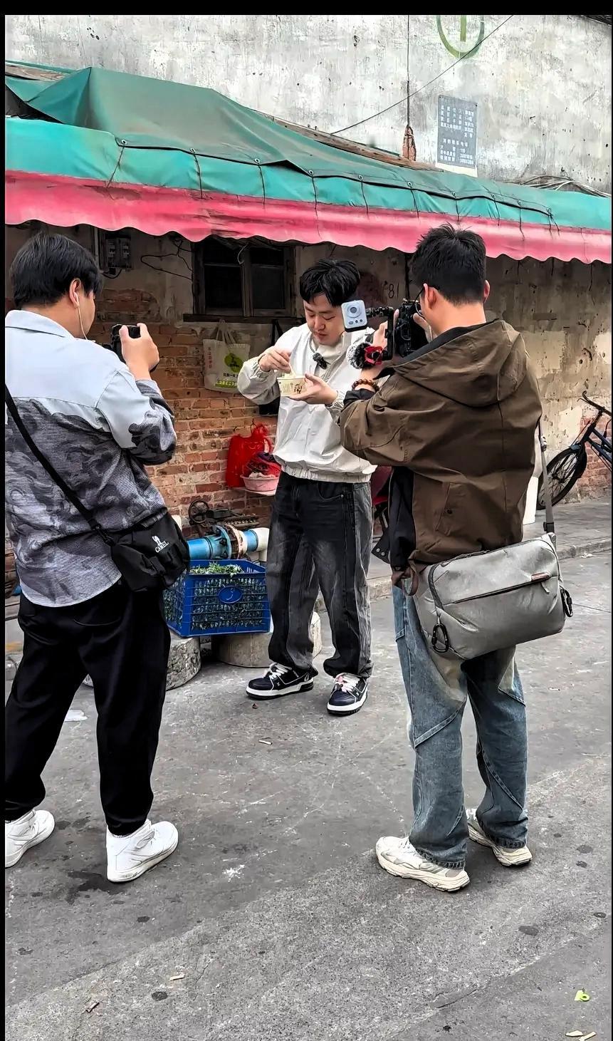 看完刘雨鑫摄影师团队幕后照，才懂网红探店根本不轻松。如若不是幕后画面曝光，很多人