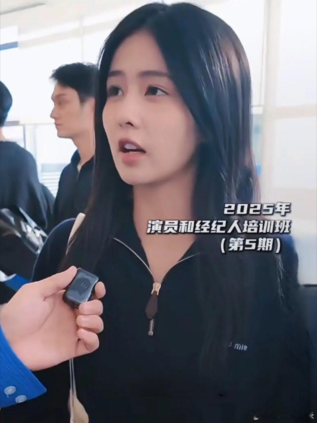 近40位艺人来深圳参加培训白鹿关晓彤林允等近40位艺人，到深圳参加广电总局培训。