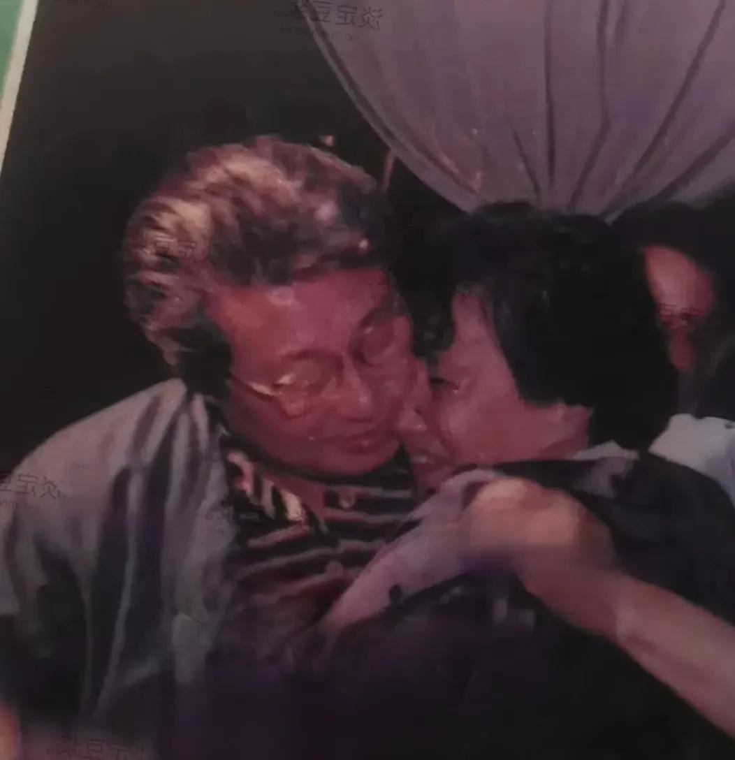 王心刚与祝希娟在《红色娘子军》里饰演洪常青、吴琼花，影片中有两人的情感戏，但因审