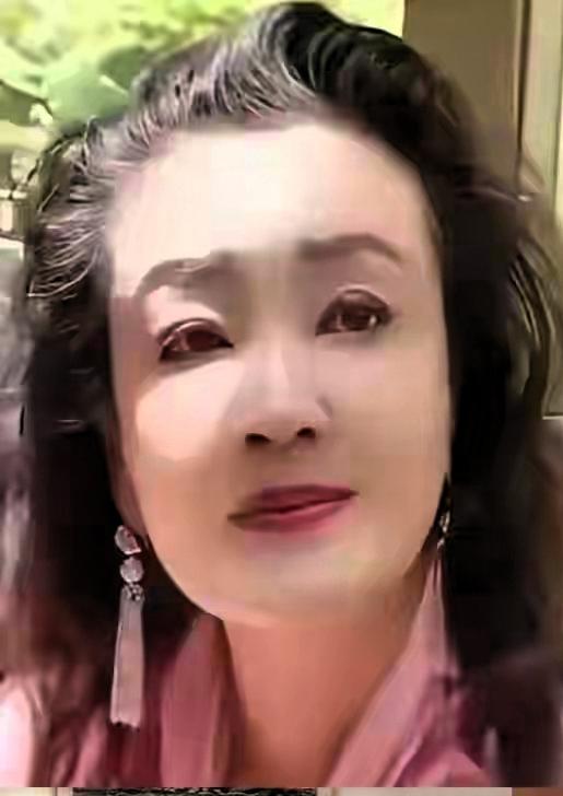 外界围绕小玥玥、小箖箖的成长话题议论不断，各方声音来来往往，有人消费热度博取流量