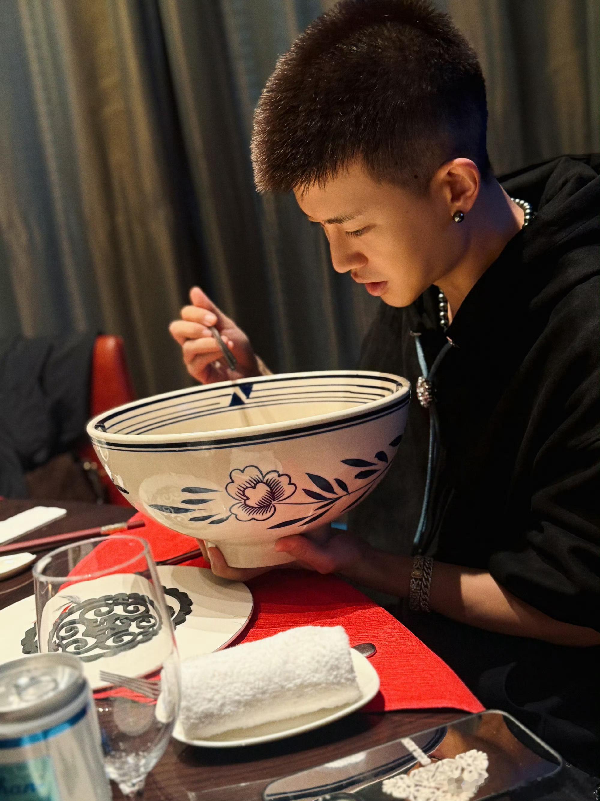 我天，这么大个碗，有任嘉伦几个头大[大笑]​​​