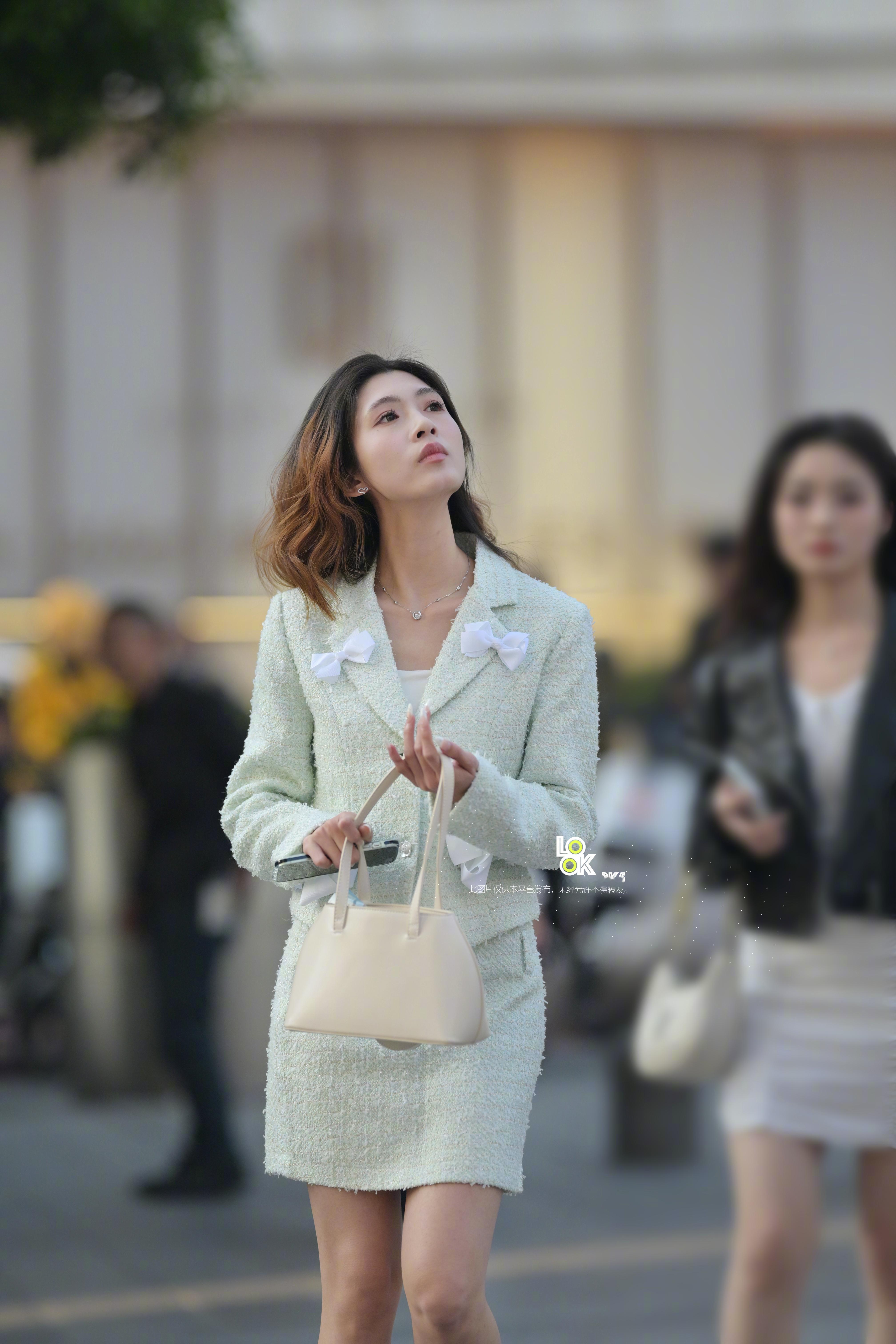 看什么呢？好美