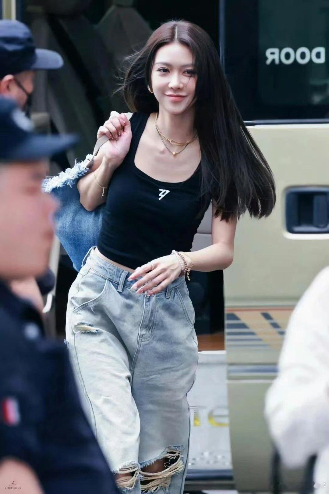 薛凯琪揭秘港女10岁就开始护肤听阿Fi聊儿时护肤经历，瞬间明白为啥她年过四十依
