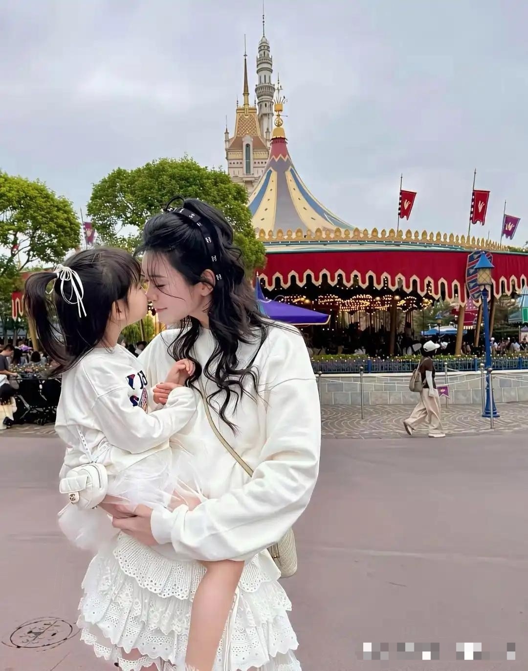 奚梦瑶这也太会拿捏了！晒女儿的时候，侧脸照片放出来，可一到正脸就打码，想晒又不想