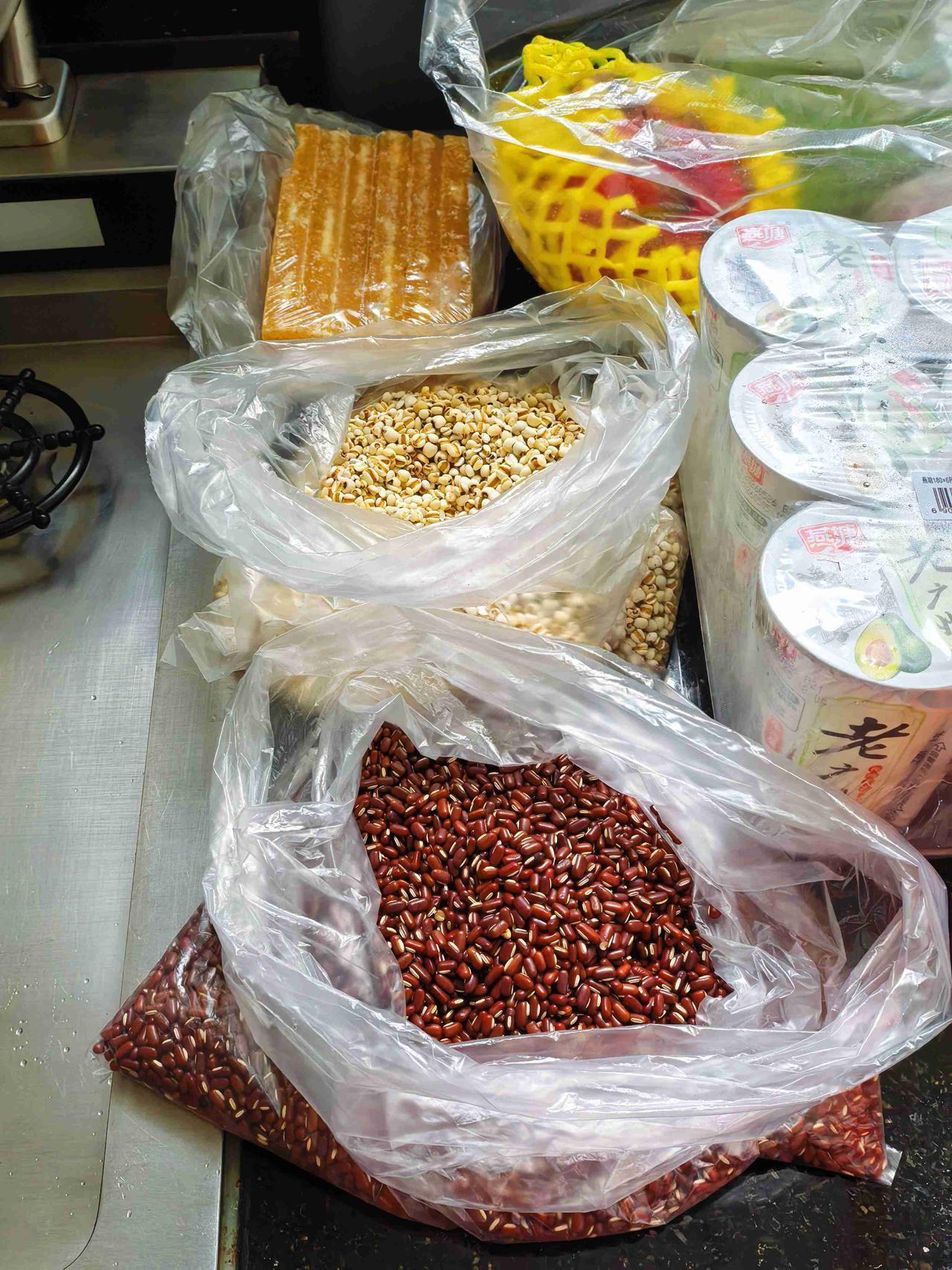 某小孩天天喝红豆薏米水，原来我在家里用红豆薏米煲粥从来不看[大笑]昨天爬山带了