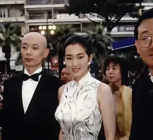 巩俐年轻时的身材，的确让人惊艳。曲线分明，丰盈有致，举手投足间尽显风情，也难怪她