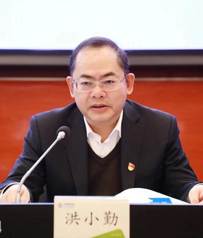 原内蒙移动总经理洪小勤被查，被指严重违纪。洪小勤，1964年出生，1985年