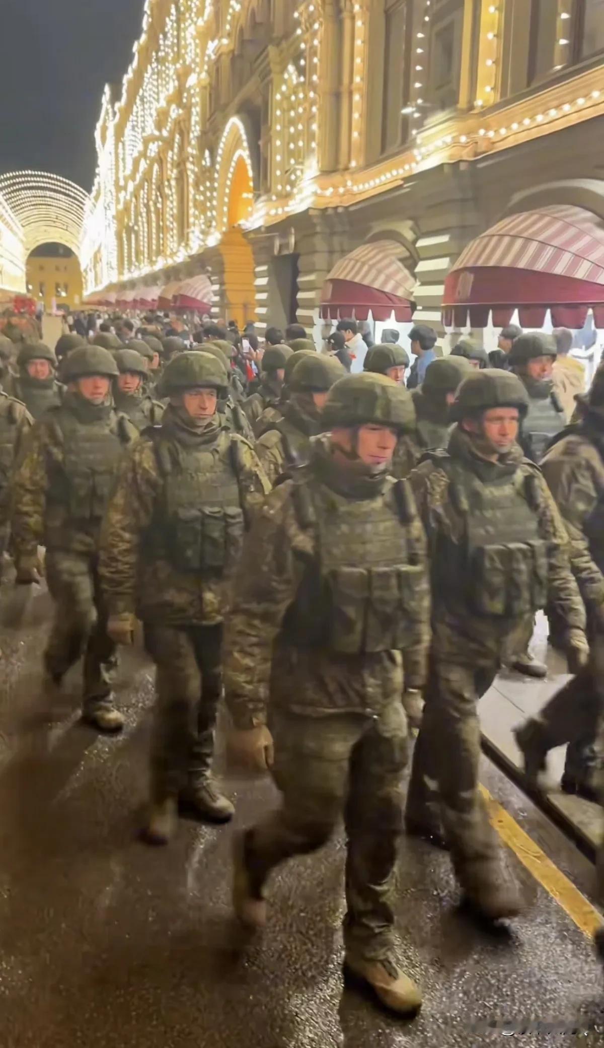 看了从乌克兰战场返回俄罗斯参加阅兵仪式的特别军事行动士兵方阵！我发现了这些百战
