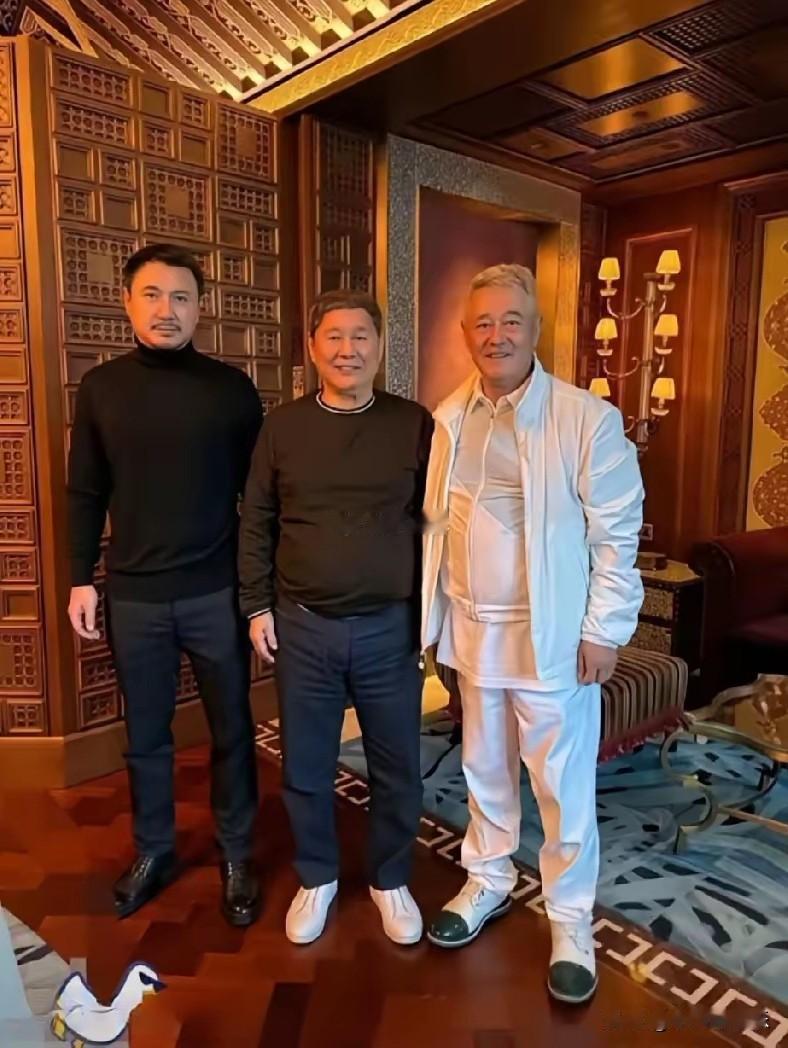 沈腾这咖位什么时候变得这么大了，竟然能和两位大佬合影，真的是太厉害了吧！！