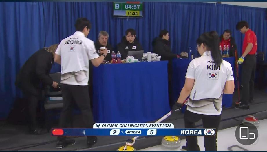 中国2-5韩国队12月19日凌晨两点，中国混双冰壶队在加拿大举行的米兰冬奥