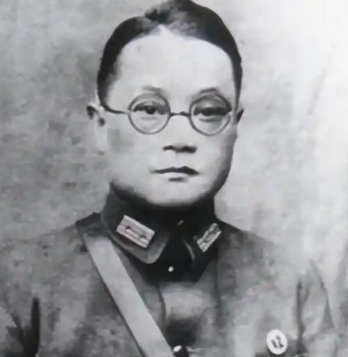 1949年，国军上将潘文华推开书房门，发现最宠的姨太太正守着密码本，往南京发电报