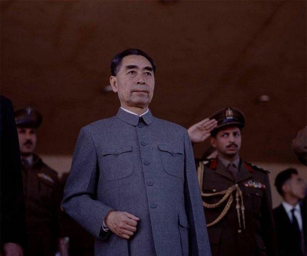 1963年底，周总理访问埃及，在总统举行的招待会上，一位当地情报高官趁周总理面前