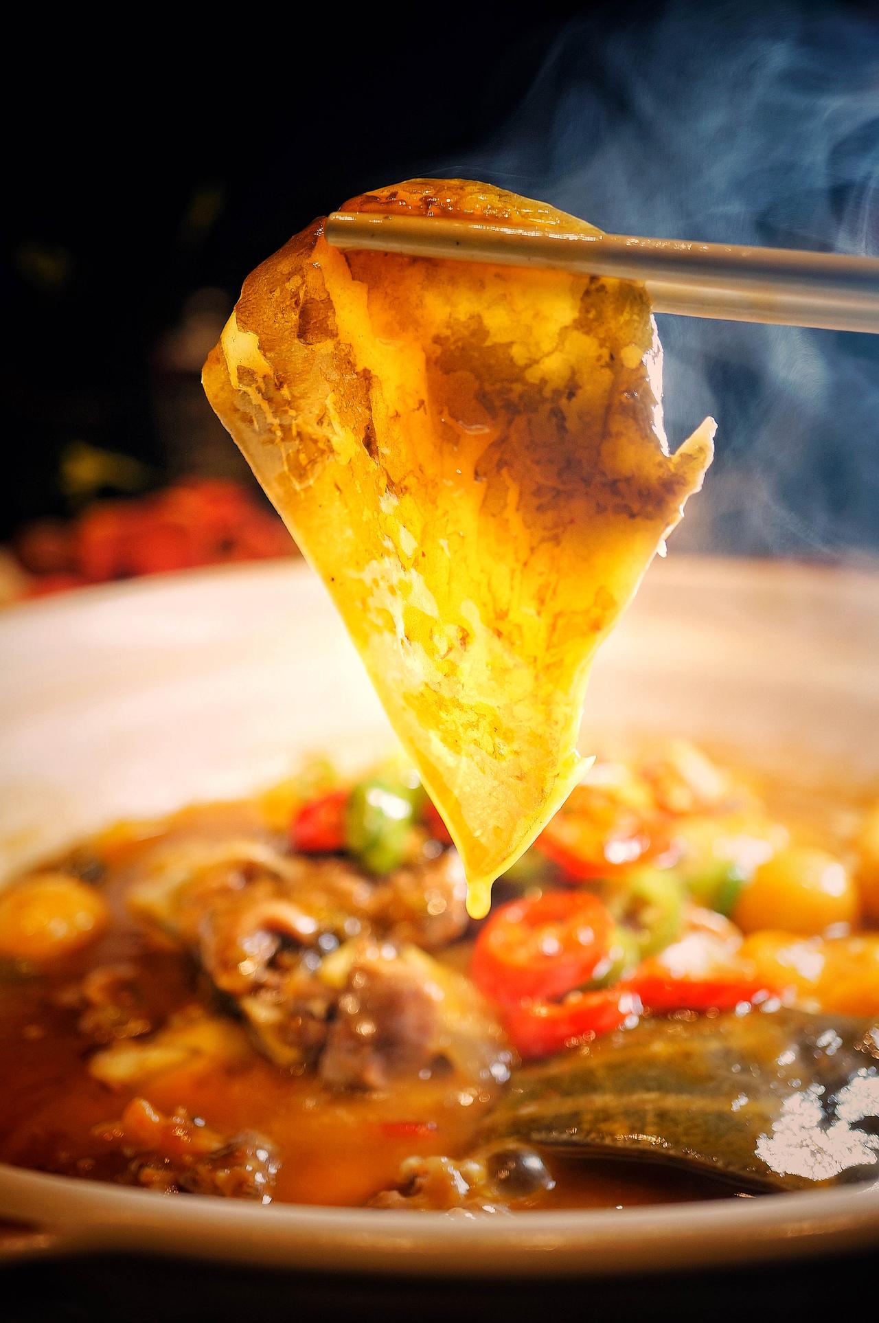 不讲究摆盘的融合菜才有锅气上海火车站附近，有一位三十五年的粤菜老师傅。他做菜