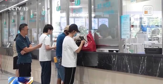 福建福州，一男子咬着牙跑了将近一小时，浑身像着了火一样，抄起冰镇饮料就灌下去大半
