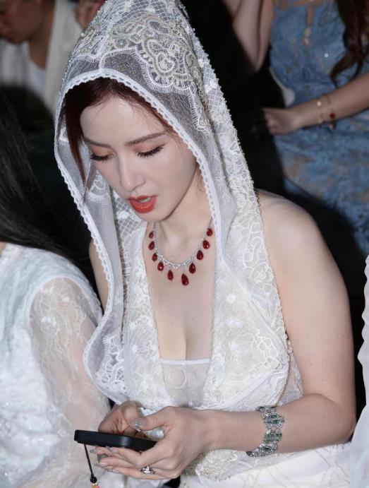 这位穿的跟观音菩萨似的女人你认识吗？她叫张萌，好久不出来演戏了张萌演戏的时候