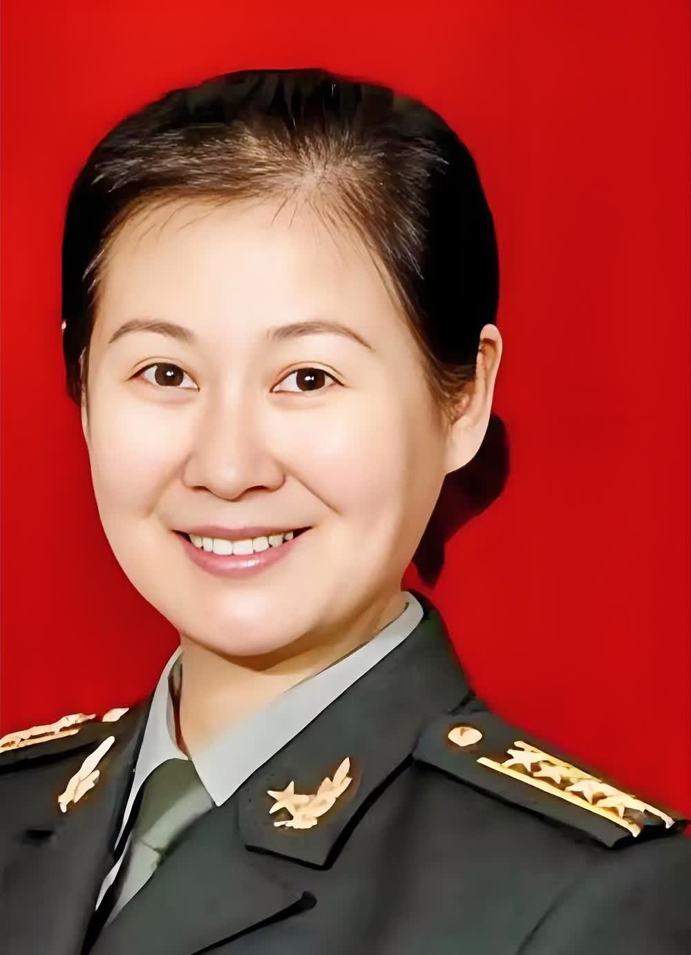 演员黄晓娟的家庭关系如下一、父母：父亲是煤矿工程师，母亲曾为小学教师，后任阜