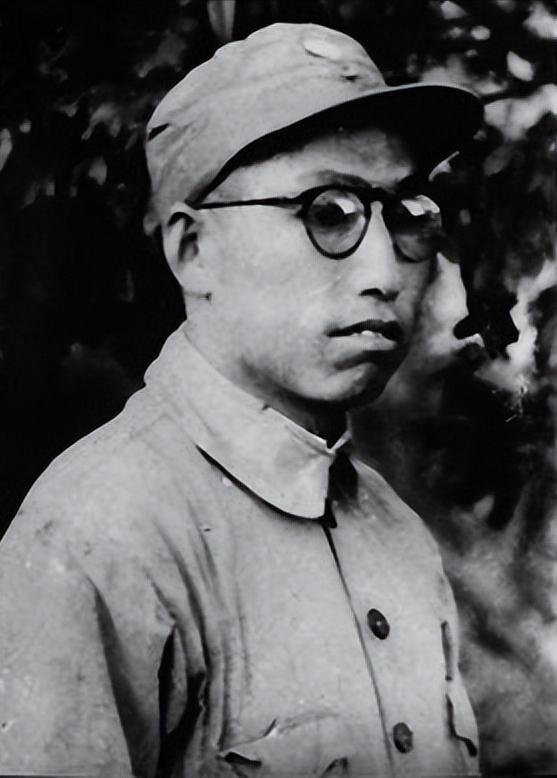 1938年夏，八路军115师344旅欢送宴。朱德端起酒杯，向全场提议："为新