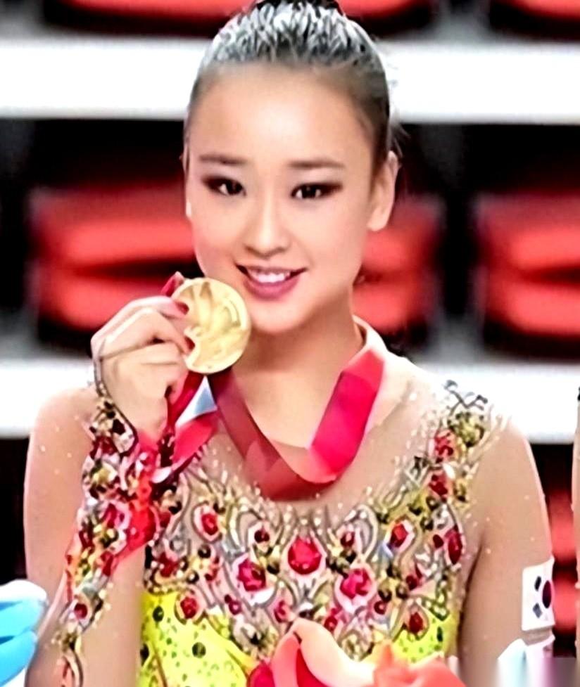 一个韩国的体操公主，非要嫁给一个中国的体操冠军。她爹妈都快气疯了，觉得女儿脑子