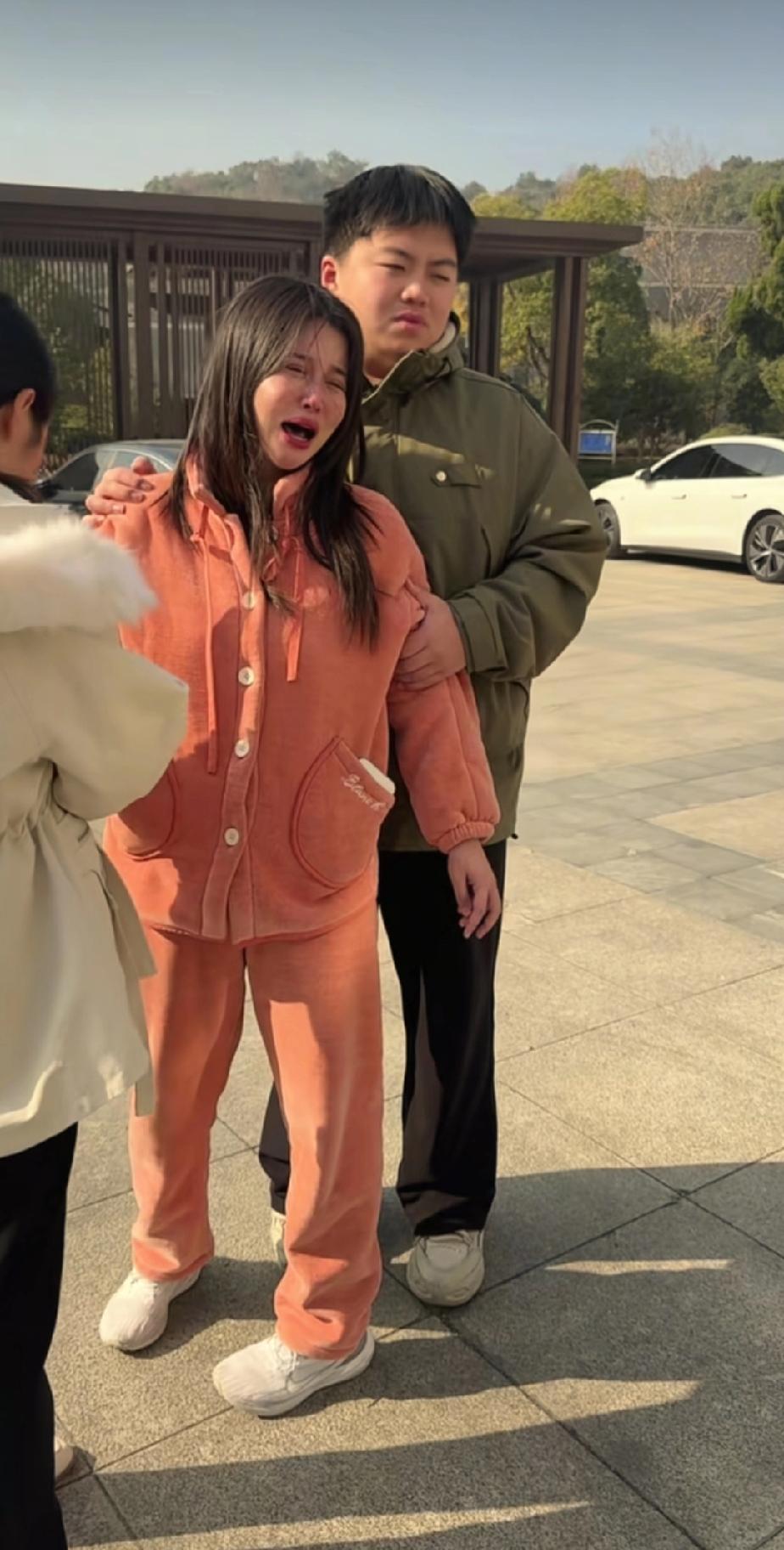 妈妈又一次哭成了泪人，如果去往那里的路可以替换，那一定是妈妈，妈妈拼了命生下来的