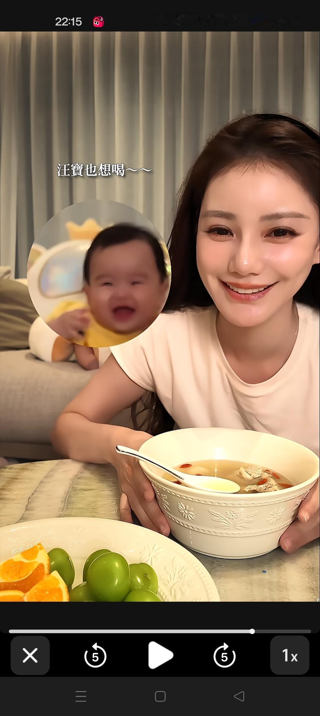 小汪宝陪妈妈吃晚餐！😍好幸福！真好，大大方方的晒娃，宝宝也可可爱爱的！这