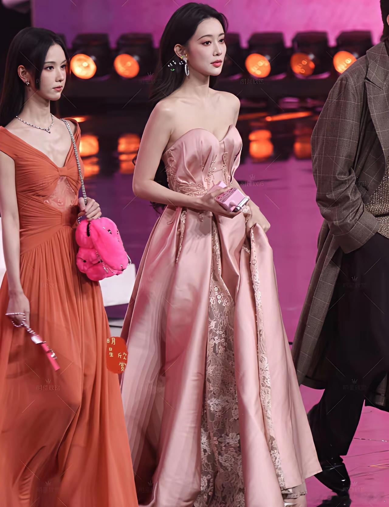 在微博之夜上主办方不让领奖人说话我忍了把杨幂位置贴错我也忍了，最忍不了的是，上台