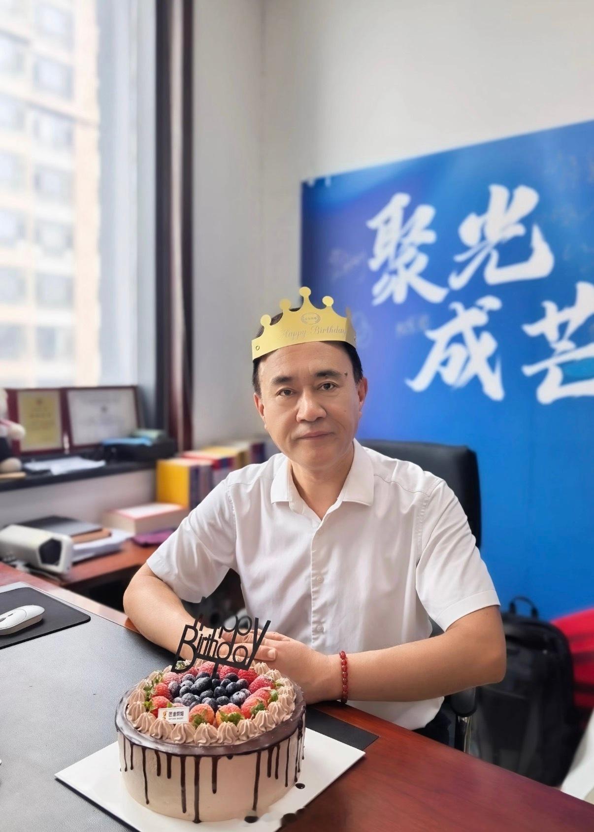 #包贝尔受害者还在增加#真是要被笑死了，网友怎么那么有梗呢，包贝尔不是喜欢美女，而是爱吃火龙果看了刘
