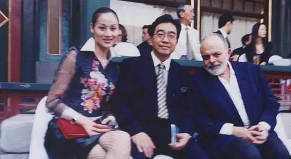 2005年，59岁的画家陈逸飞突然离世，30岁的娇妻宋美莹在查看陈逸飞留下的保单