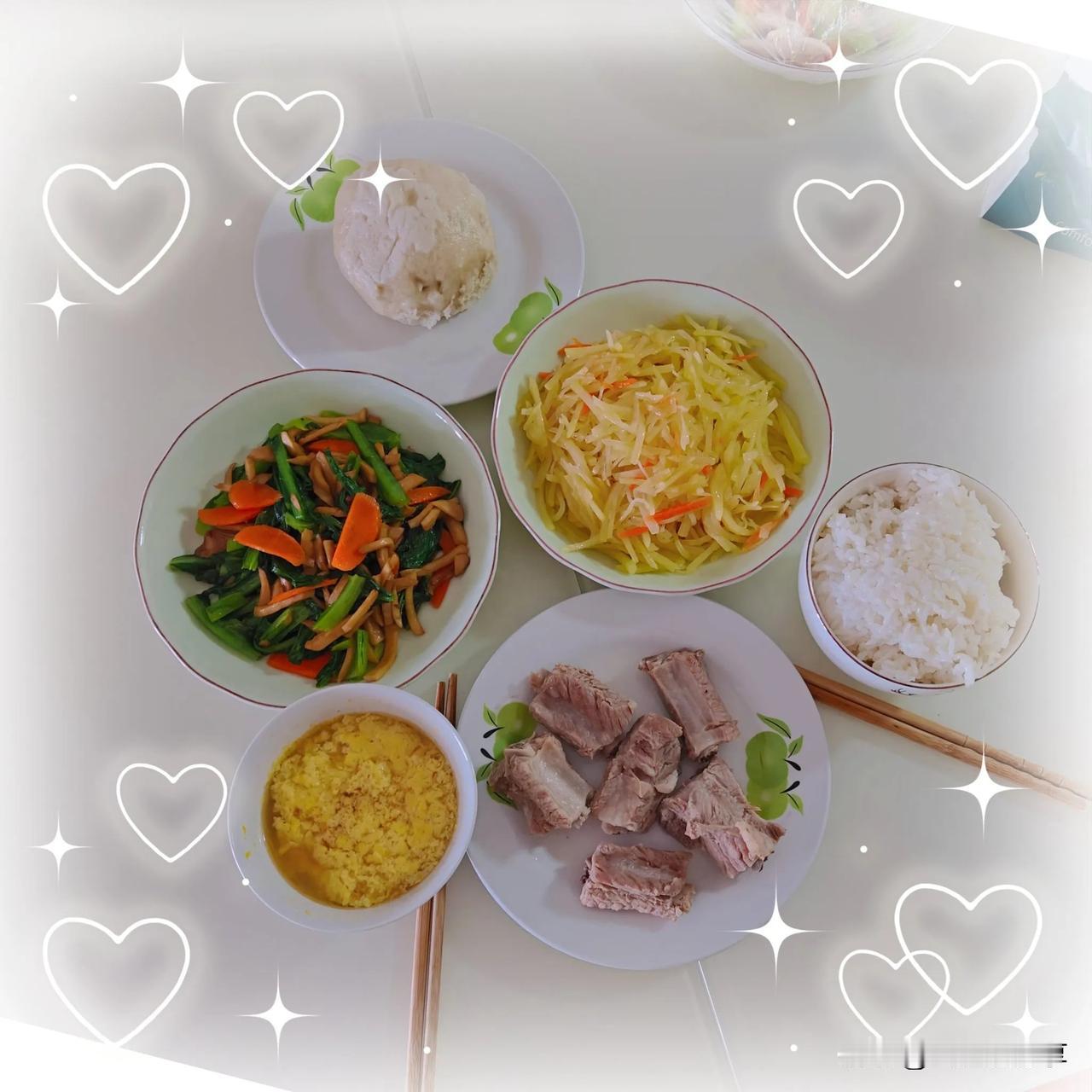 主食：米饭和米饭菜谱：清煮排骨，杏鲍菇炒油麦菜，土豆丝和鸡蛋糕水果：草莓，樱