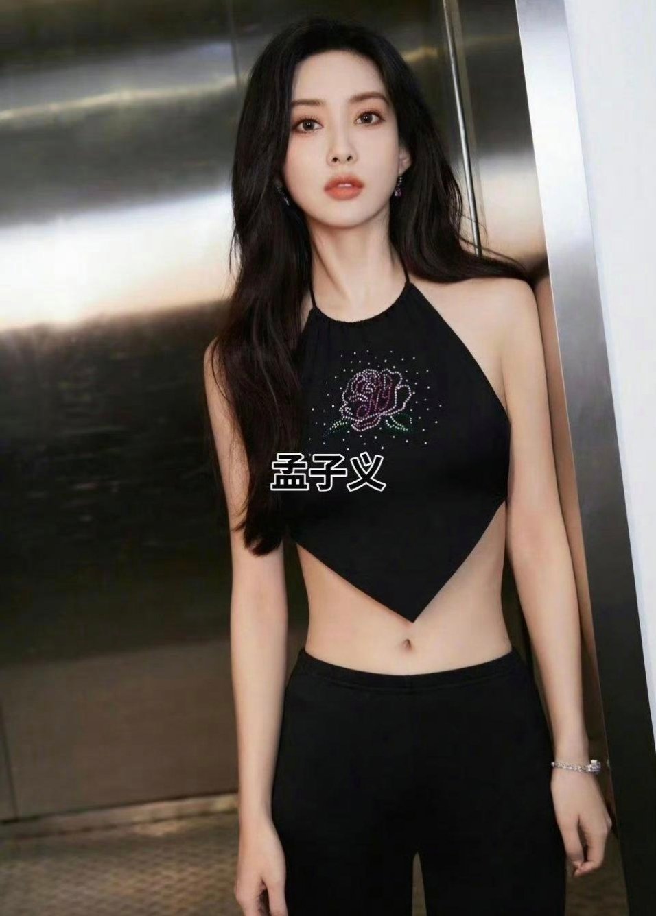 内娱女明星没有小蛮腰都不好意思穿露脐装。孟子义和白鹿用实践作证