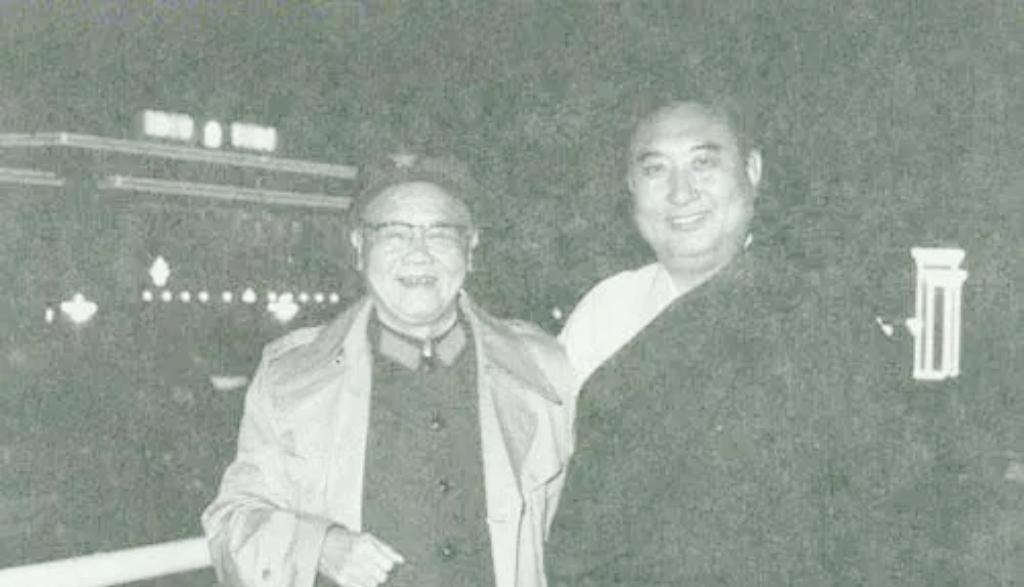 1984年国庆节之夜，时任中央铁道兵司令员陈再道将军（左）与班禅额尔德尼.确吉坚