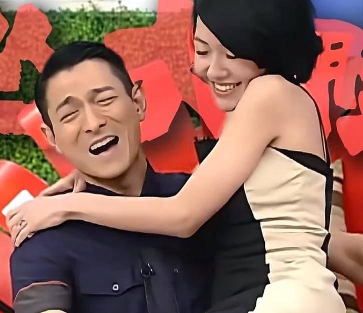 当年大S能和刘德华正经合拍电影，饰演荧幕情侣，从容又体面；而小S却只能像个小粉丝