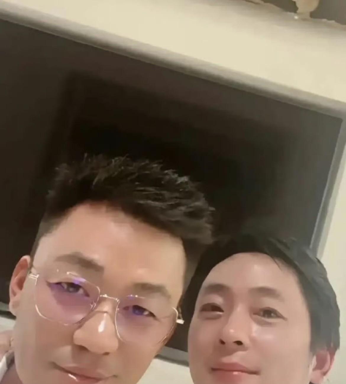 不仔细看，还真把王宝强认成朱亚文了，这个图片看上去他俩长得也太像了！