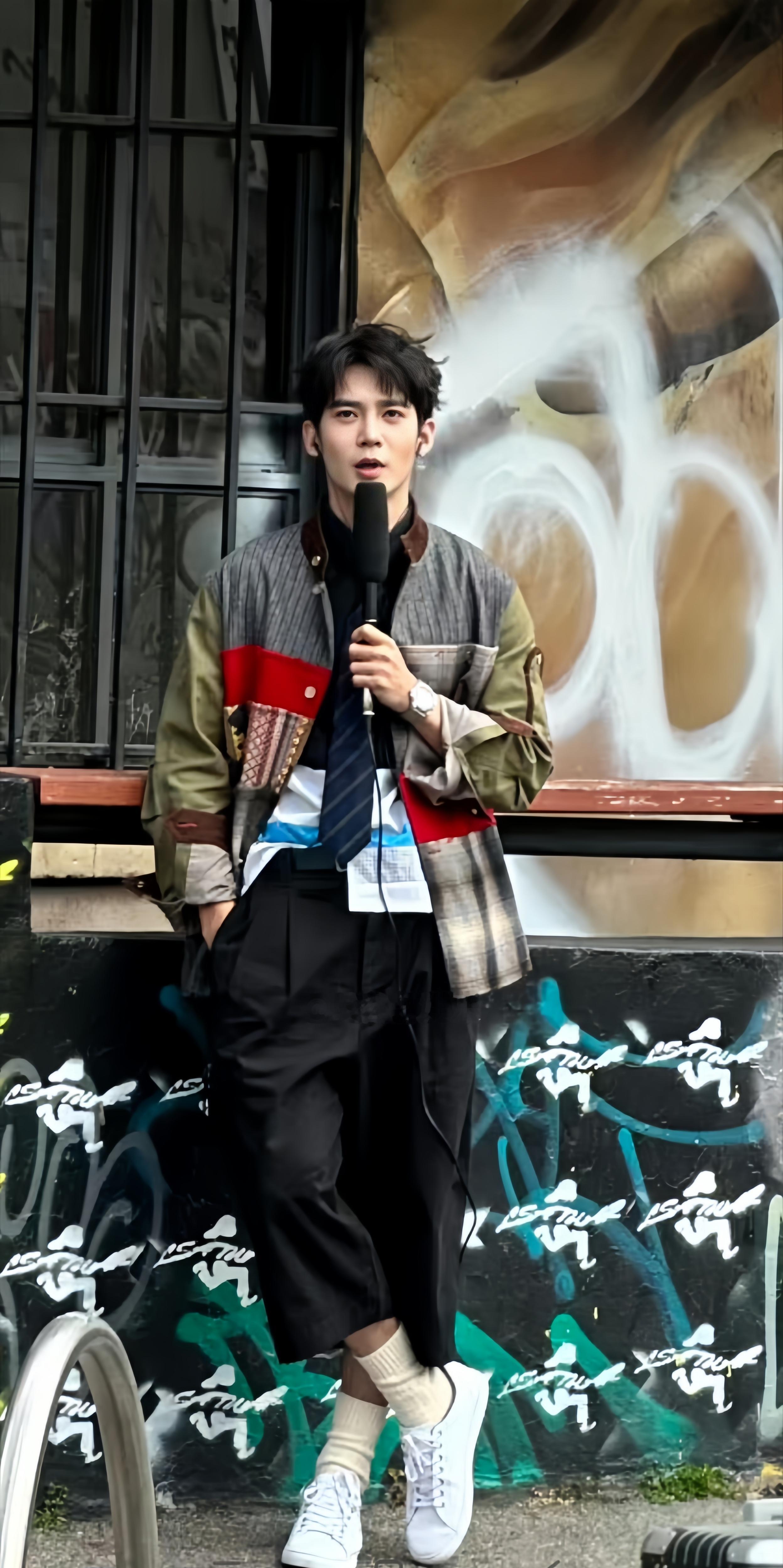 29岁于适现身澳洲墨尔本街头拍片被偶遇，他现实中真人好帅气，一身休闲穿搭，时尚有型，留着清爽的短发，