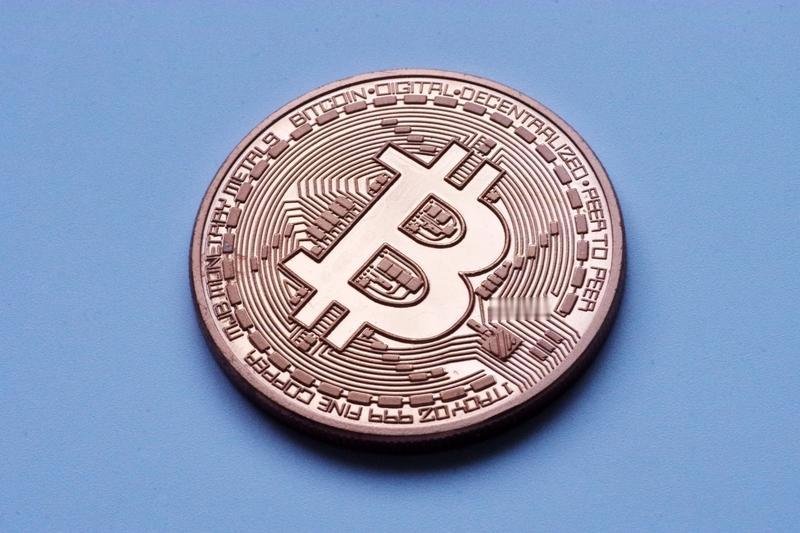 普通人如果有100枚比特币，那就成了高危人士。普通人如果有1000枚比特币，那