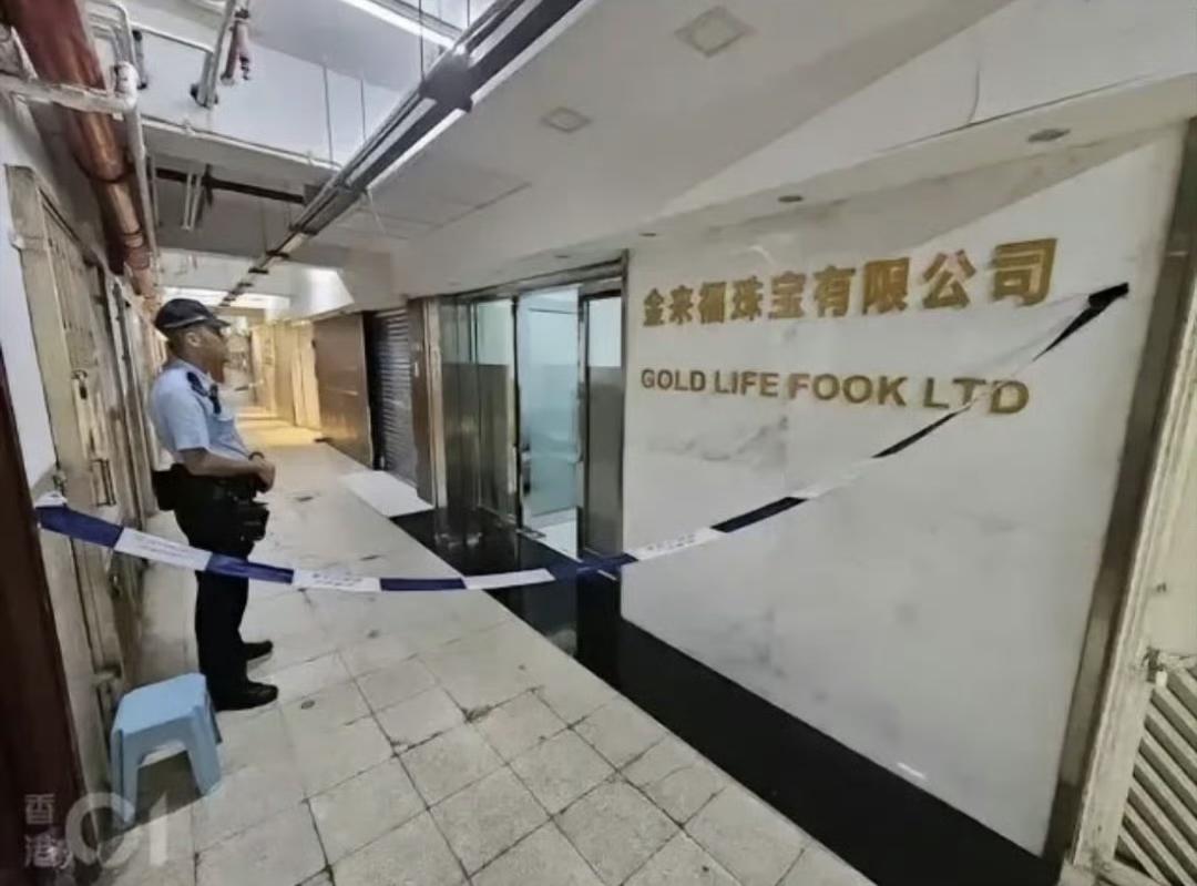 清晨五点半，红磡工业大厦里传来金属撞击声。十名蒙面人抡着液压剪，三十秒就剪开了“