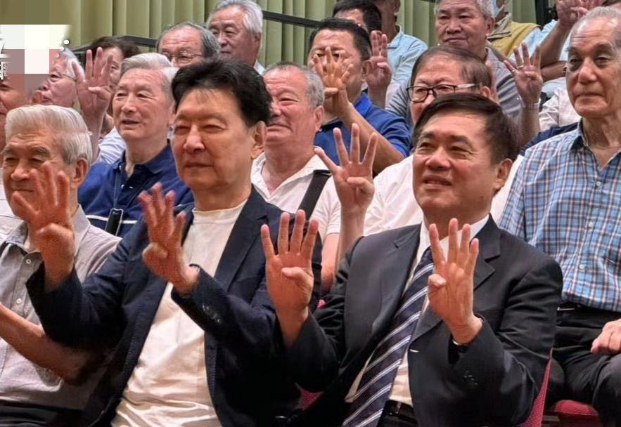 赵少康暗批郑丽文造假民调今天，赵少康陪郝龙斌出席一场军系活动时，被问到昨天流出