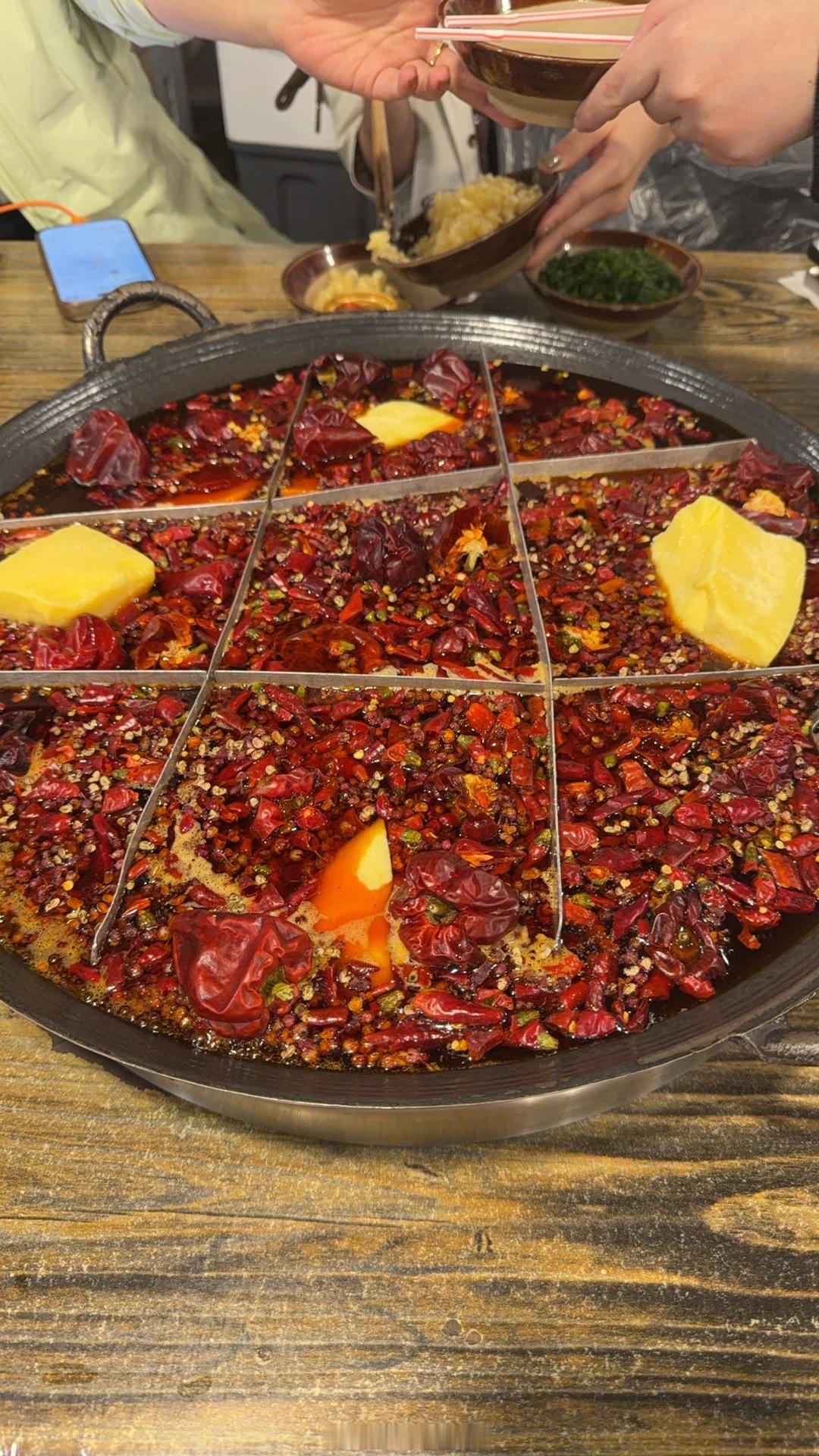 闪现重庆啦哇咔咔重庆·豆芽老火锅