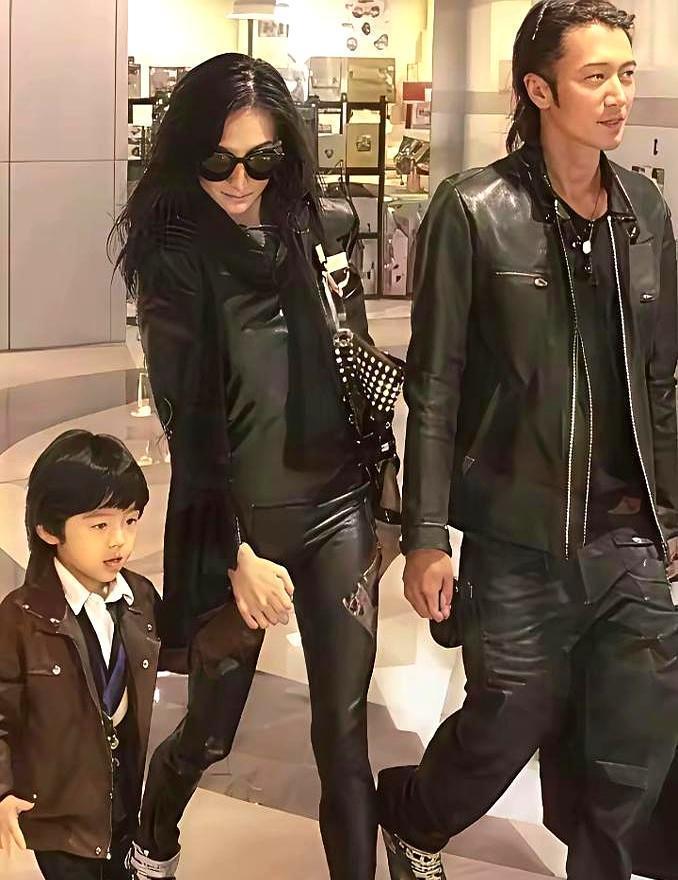 她刚给剧组孩子煮完面，转头就当着所有人抱怨谢霆锋。王晶在旁边听见，心直接凉了半