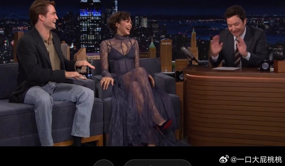 赞达亚和帕丁森录制鸡毛秀抢先首穿了ZimmermannF26系列蕾丝吊带裙！