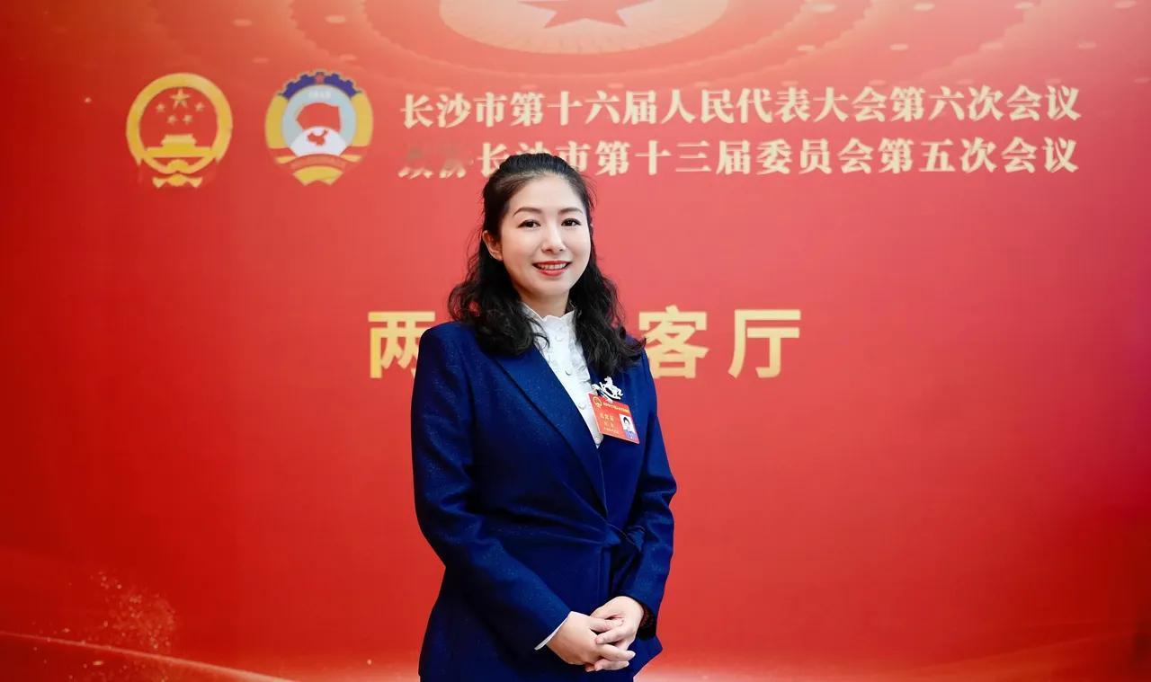 现在真是个尴尬的局面：一边好多幼儿园因为小孩越来越少，教室空荡荡的，老师都闲着没