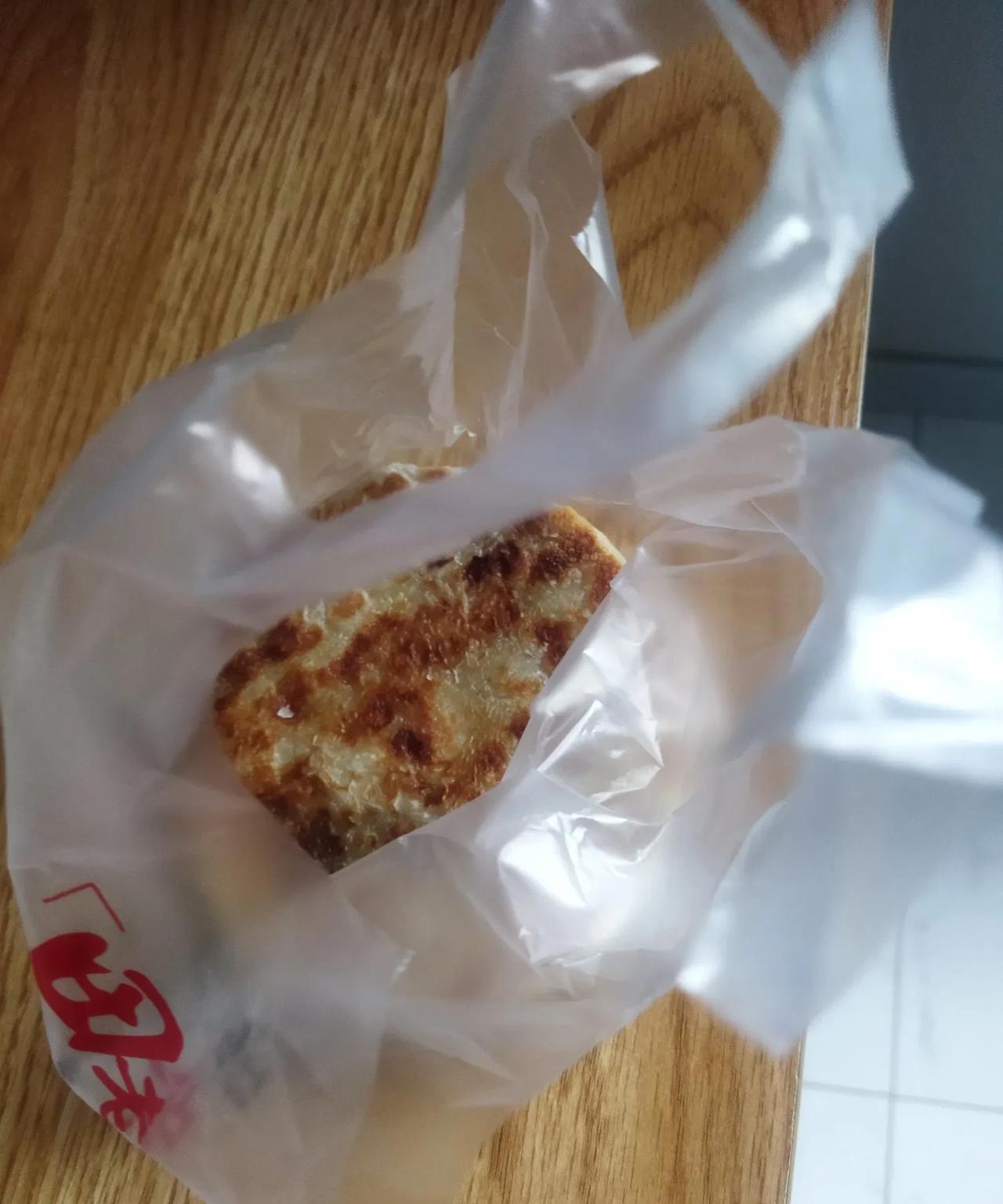 【香烟的价格，是我自己决定的】回到天拖南自己家这边，吃早点的可选择性就差多了，