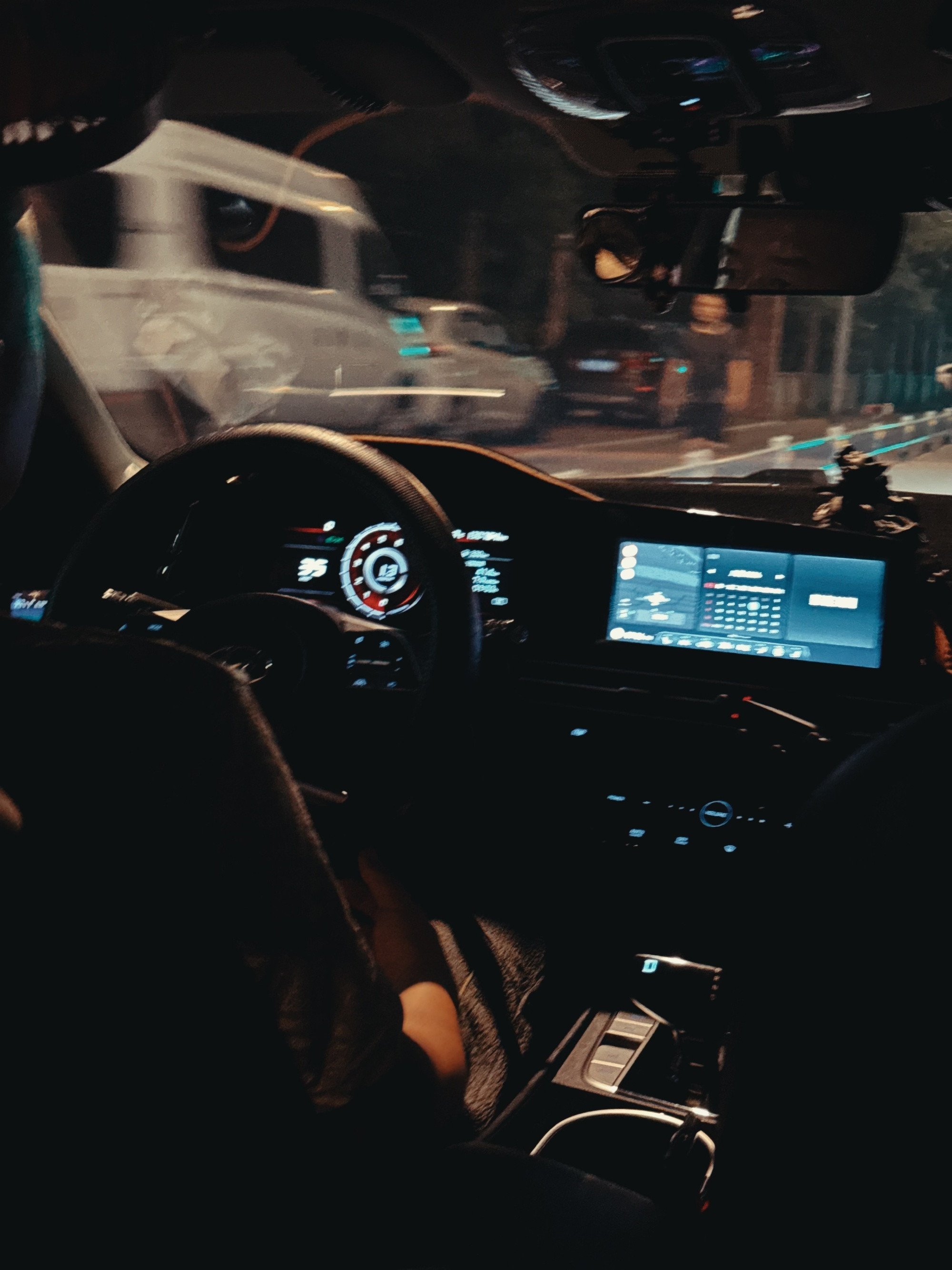 今天打车，来了一辆现代伊兰特。我已经十几年没坐过这车了，那得好好体验一...